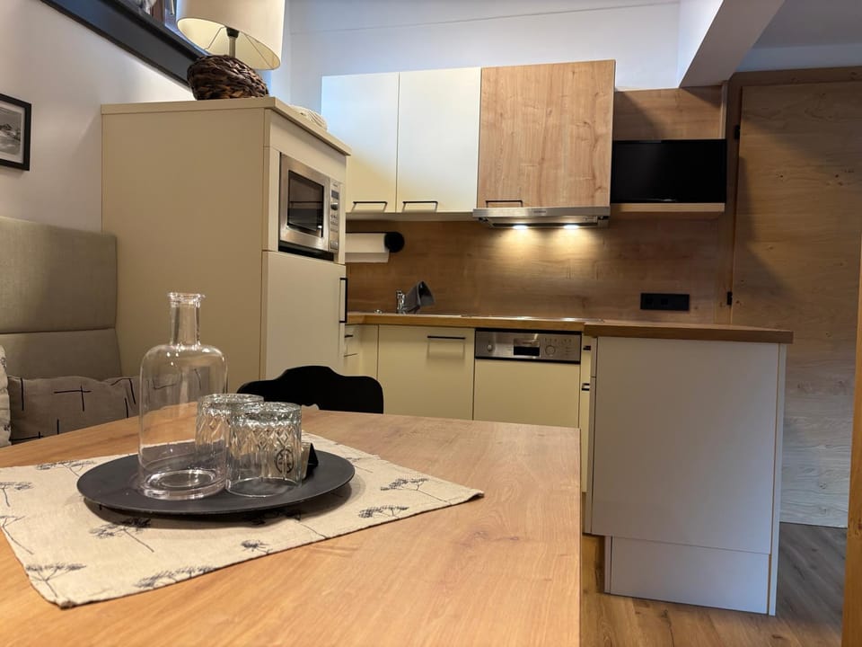 Kitchen or kitchenette, Dining area, dishwasher, stove