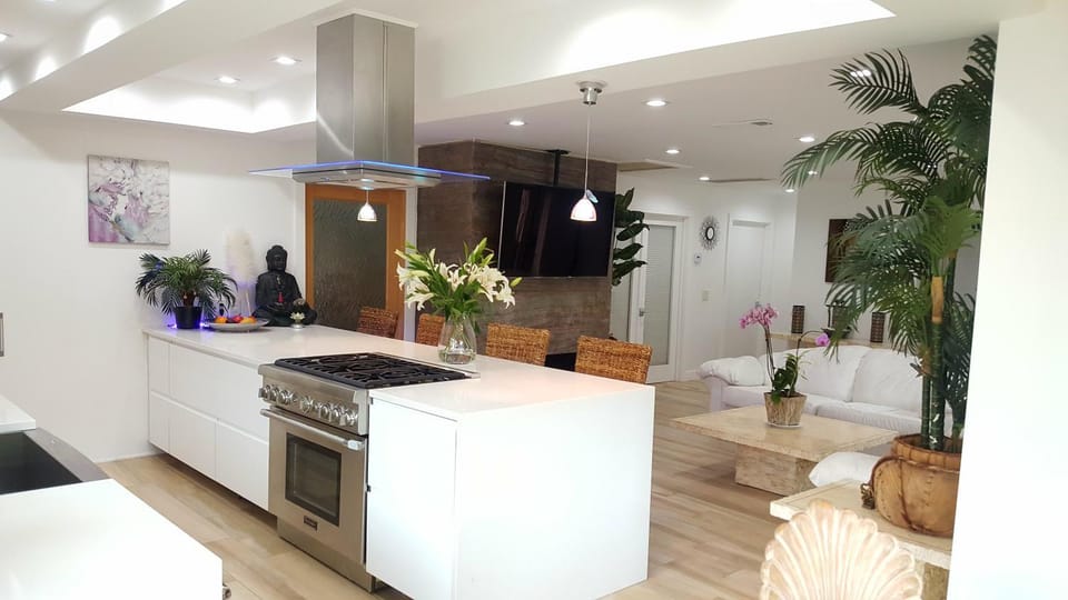 Communal lounge/ TV room, Lobby or reception, Communal kitchen, Food, Drinks