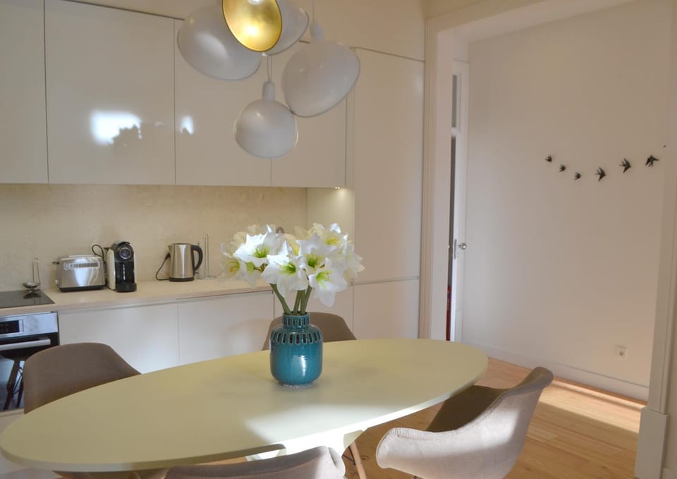 Kitchen or kitchenette, Dining area