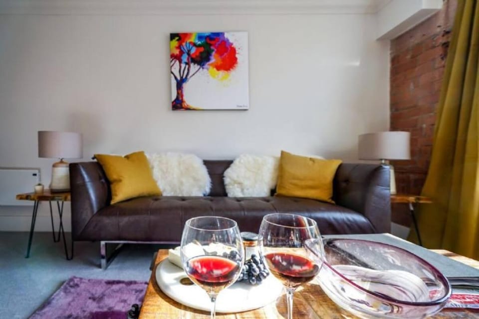 Living room, Food and drinks, Seating area, Alcoholic drinks