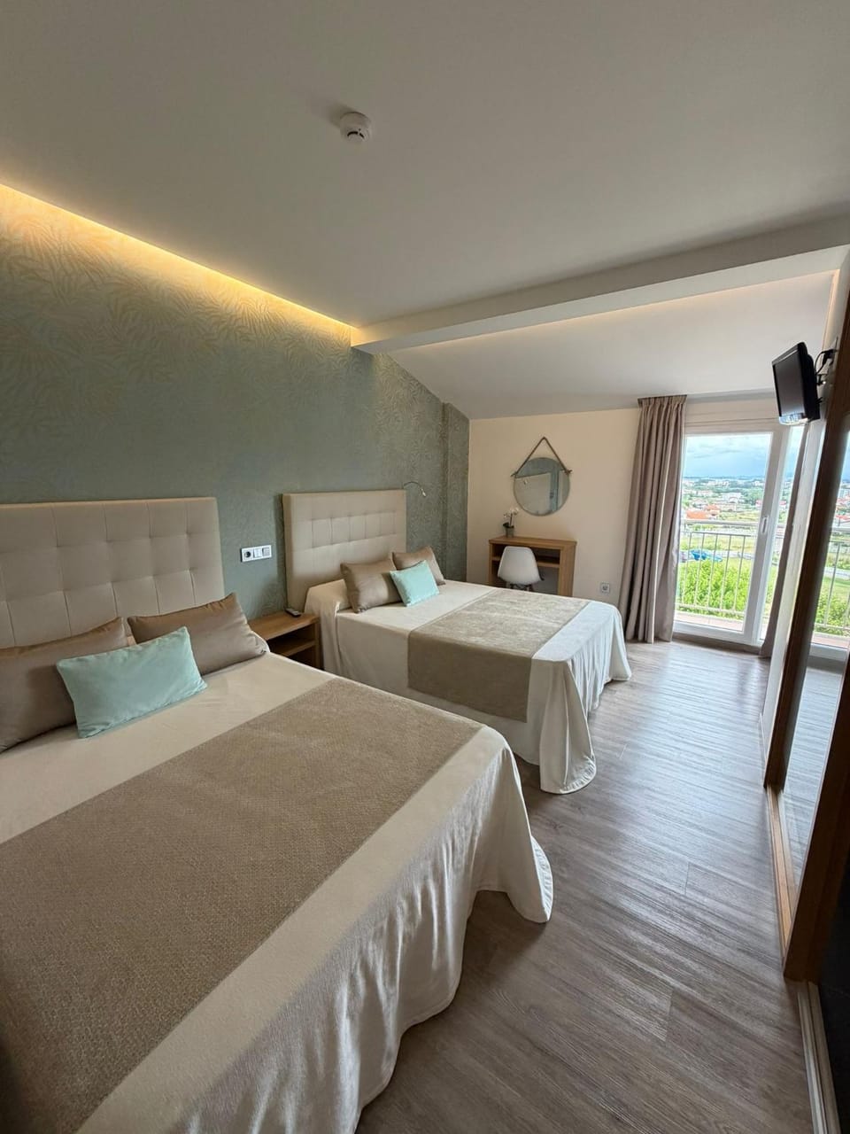 Photo of the whole room, Bedroom