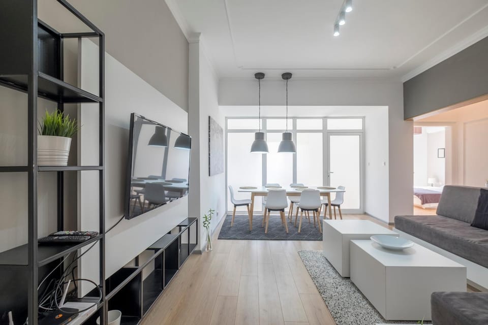 TV and multimedia, Living room, Seating area, Dining area