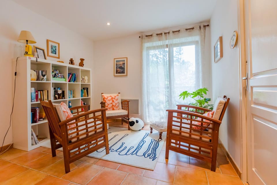 Library, Seating area, Internal: Not applicable to any particular room