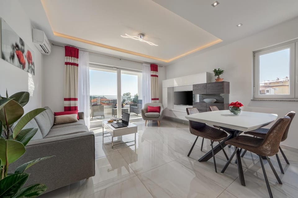 Communal lounge/ TV room, Balcony/Terrace, Kitchen or kitchenette, Living room, Dining area