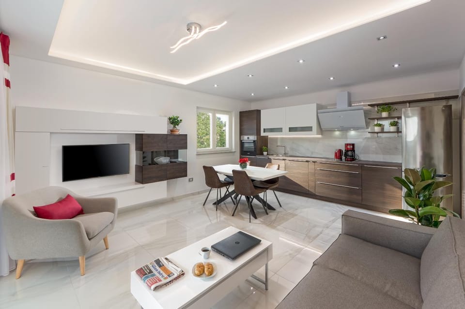 Communal lounge/ TV room, Kitchen or kitchenette, Living room, Seating area, Dining area