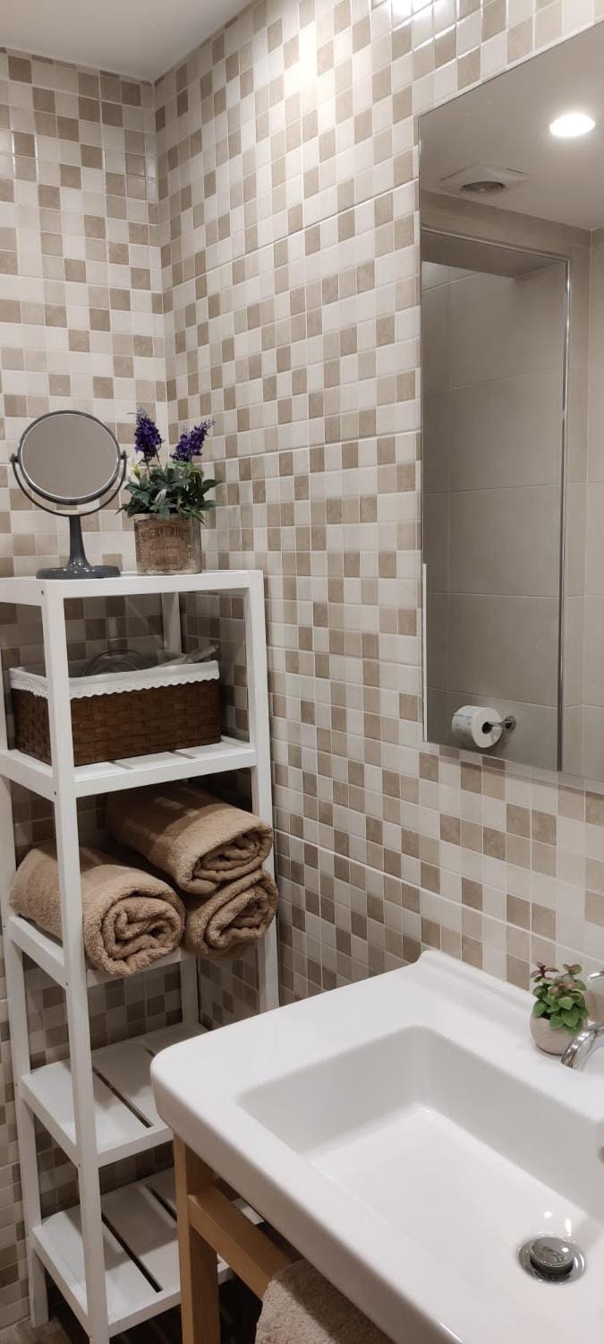 Bathroom, Decorative detail, towels