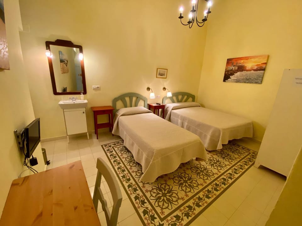 Bed, TV and multimedia, Photo of the whole room, Bedroom, hair dresser