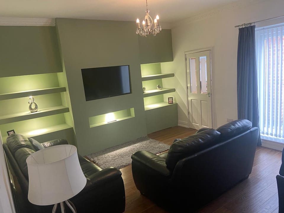 TV and multimedia, Living room, Photo of the whole room, Seating area, Evening entertainment