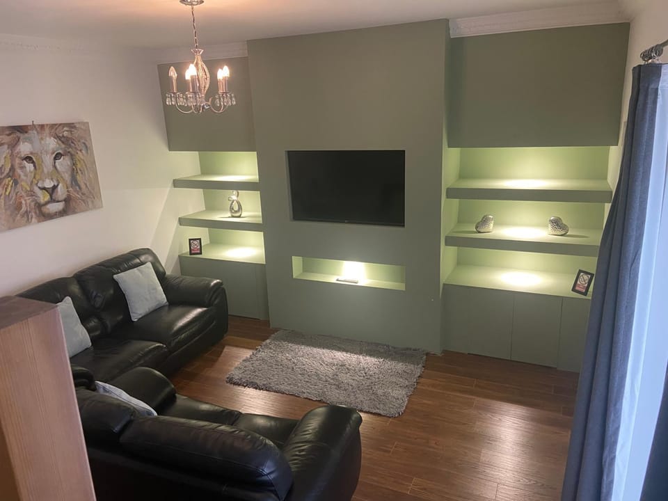 TV and multimedia, Living room, Seating area, Evening entertainment