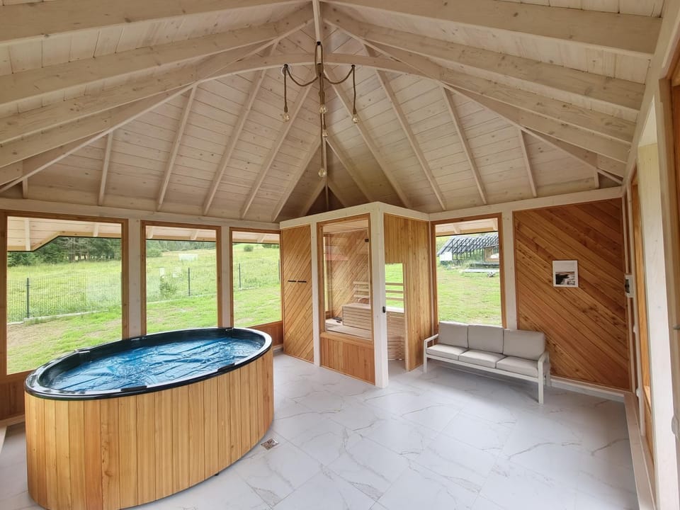 Hot Tub, Sauna