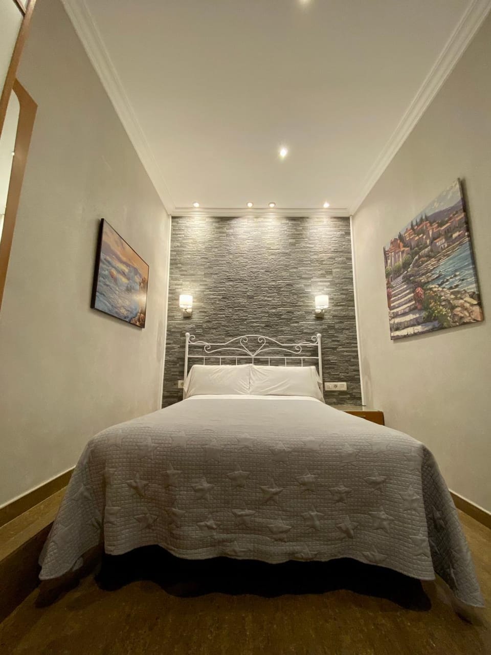 Hostal Orleans Bed and Breakfast in Barcelona