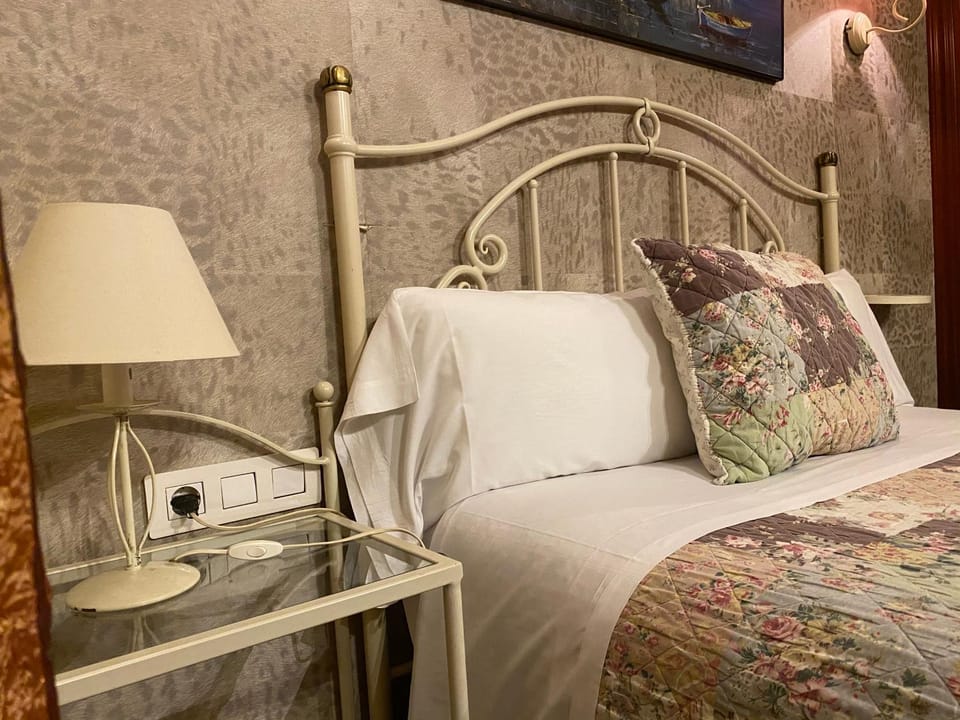 Hostal Orleans Bed and Breakfast in Barcelona