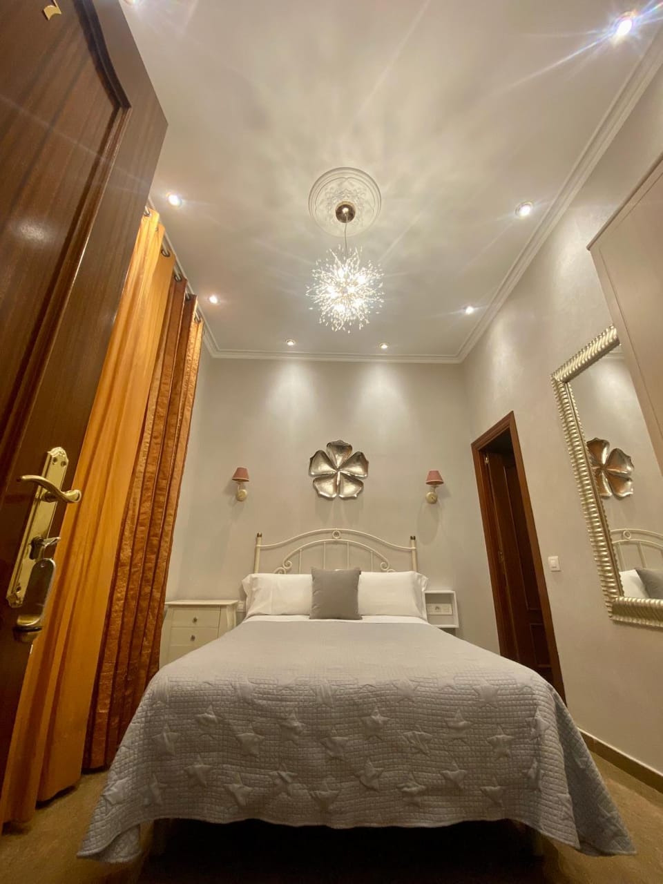 Bed, Photo of the whole room, Bedroom, fireplace