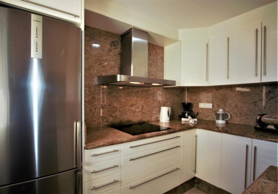 Restaurant/places to eat, toaster, kitchen
