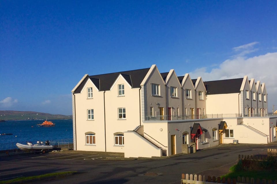 Facade/entrance, Bird's eye view