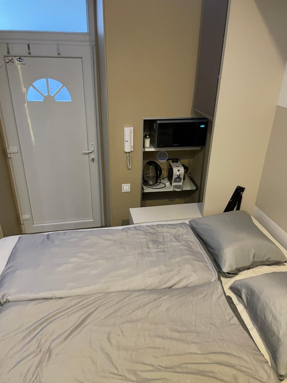 Bed, TV and multimedia, Photo of the whole room, Bedroom