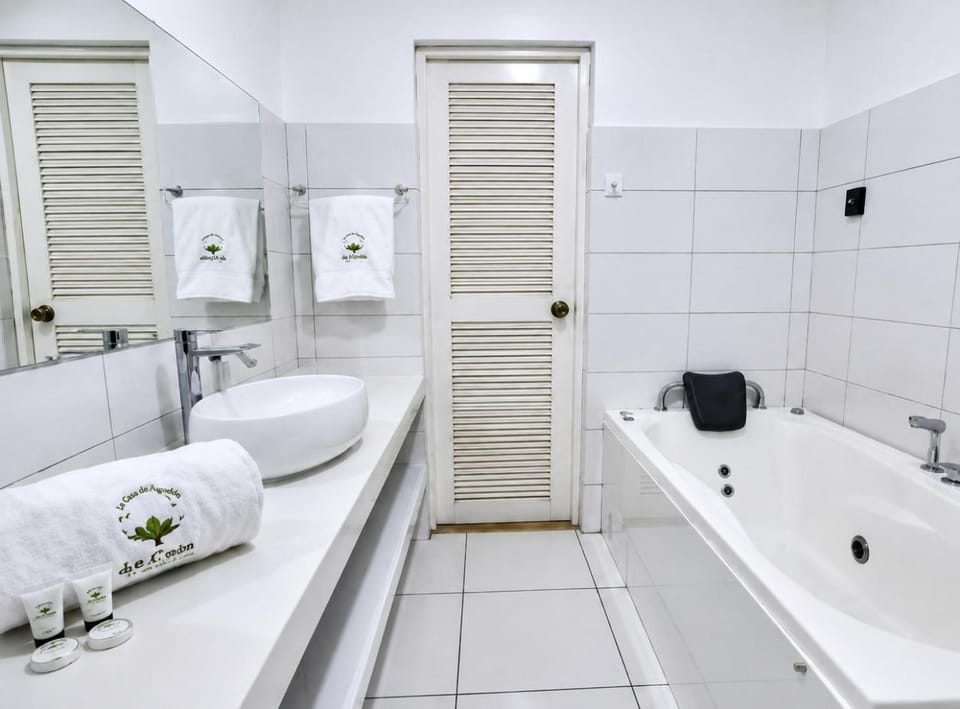 Shower, Toilet, Bathroom, Bath, towels