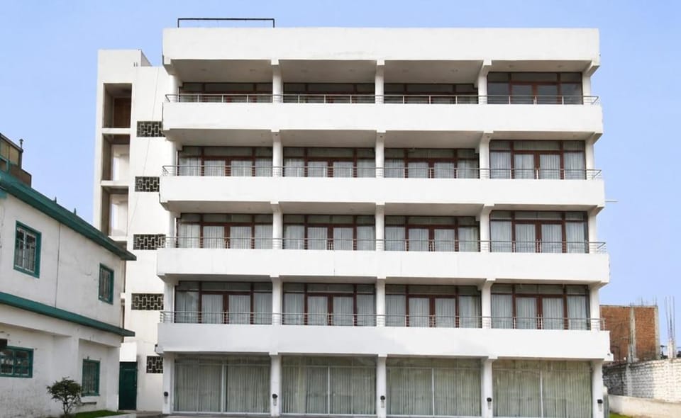 Property building, Communal lounge/ TV room, Balcony/Terrace, Evening entertainment, Parking