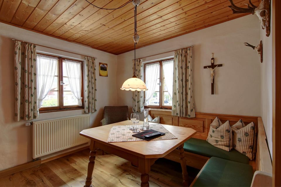 Restaurant/places to eat, Living room, Dining area