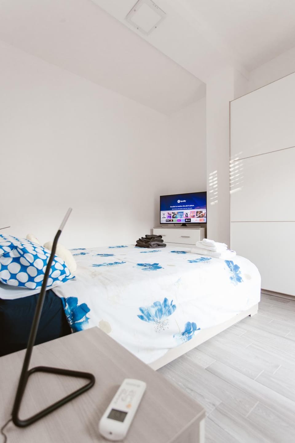 Bed, TV and multimedia, Bedroom