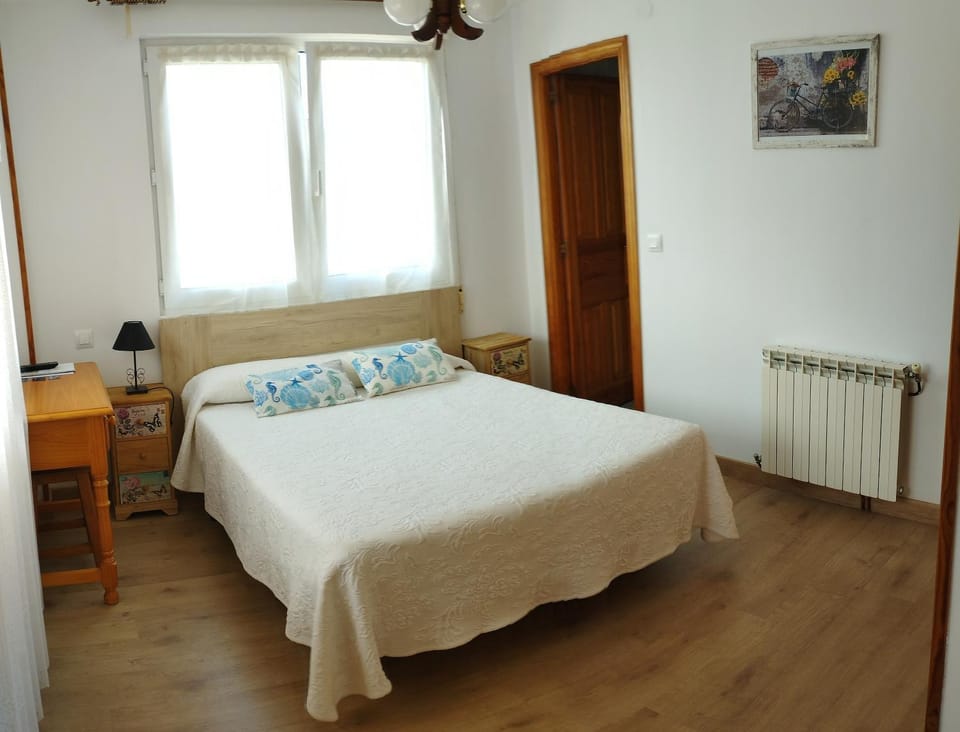Bed, Photo of the whole room, Bedroom, internet
