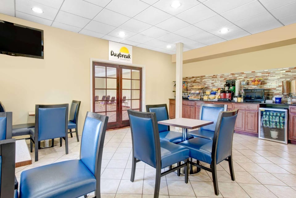 Restaurant/places to eat, Dining area, On site, Breakfast
