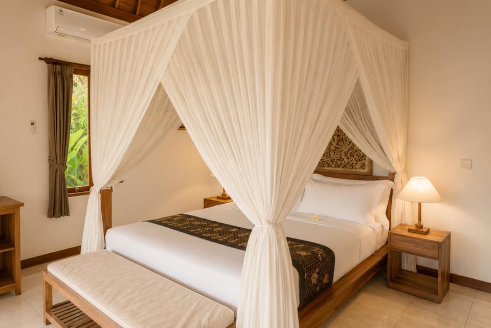 Photo of the whole room, Bedroom