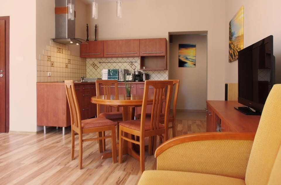 TV and multimedia, Kitchen or kitchenette, Living room, Seating area, Dining area