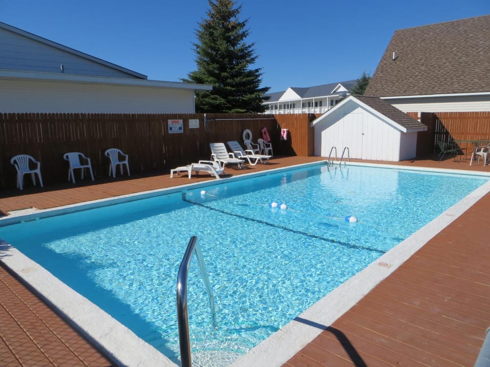 Day, Swimming pool