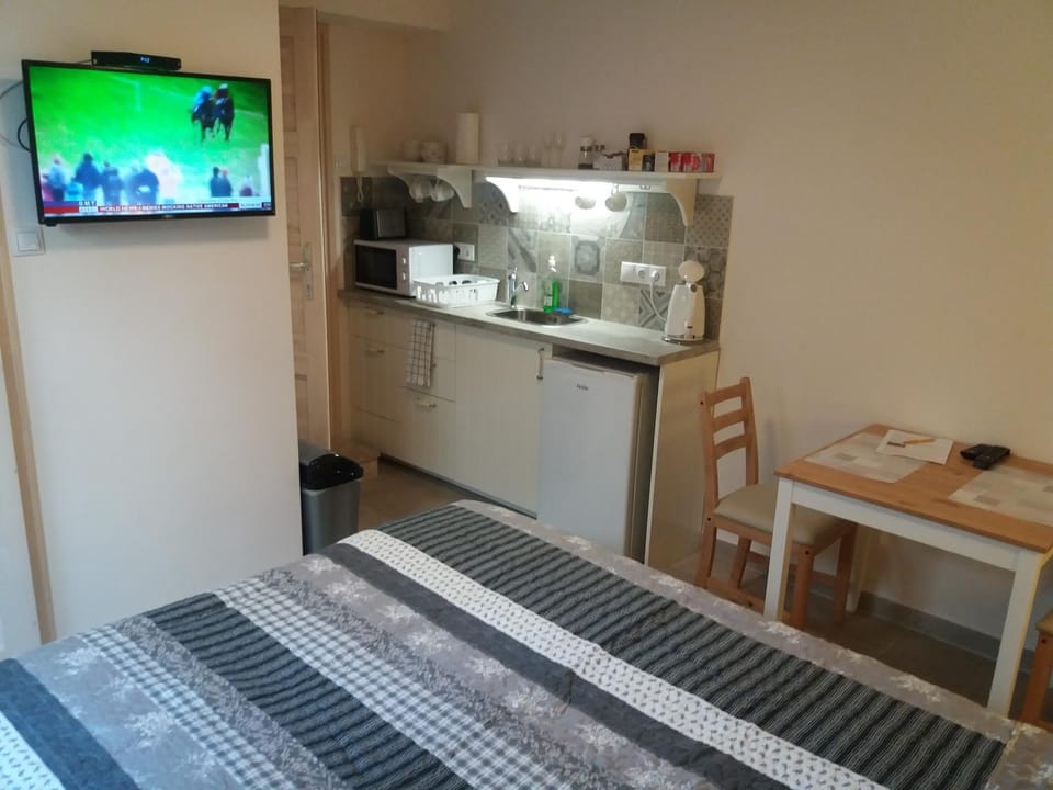 Bed, Coffee/tea facilities, Kitchen or kitchenette, Dining area, Bedroom