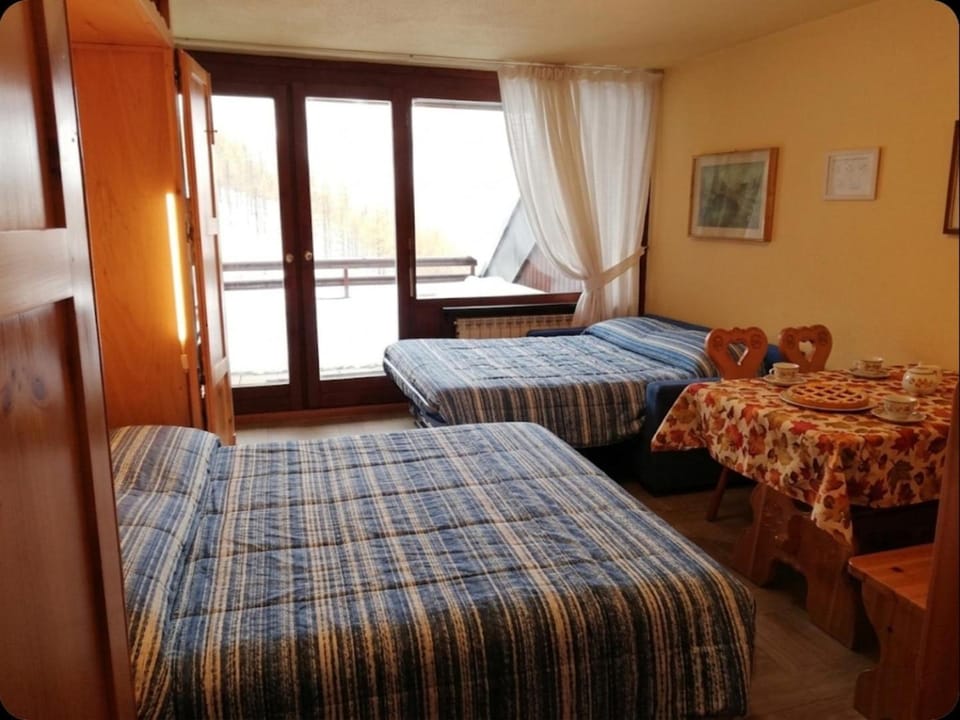 Bed, Living room, Dining area, wardrobe
