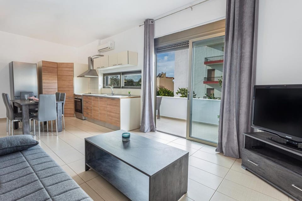 TV and multimedia, Kitchen or kitchenette, Living room, Seating area, Dining area