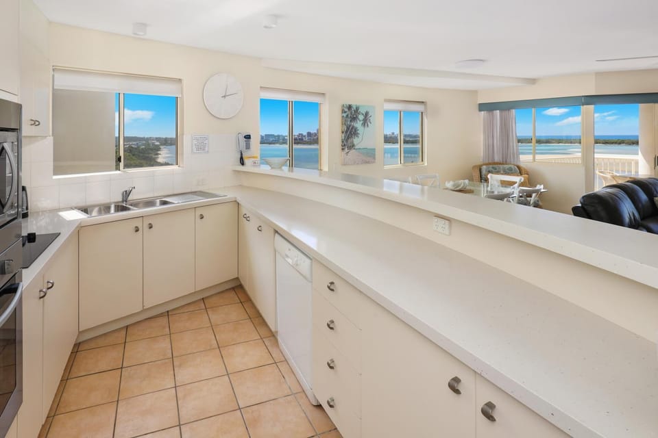 Kitchen or kitchenette, dishwasher