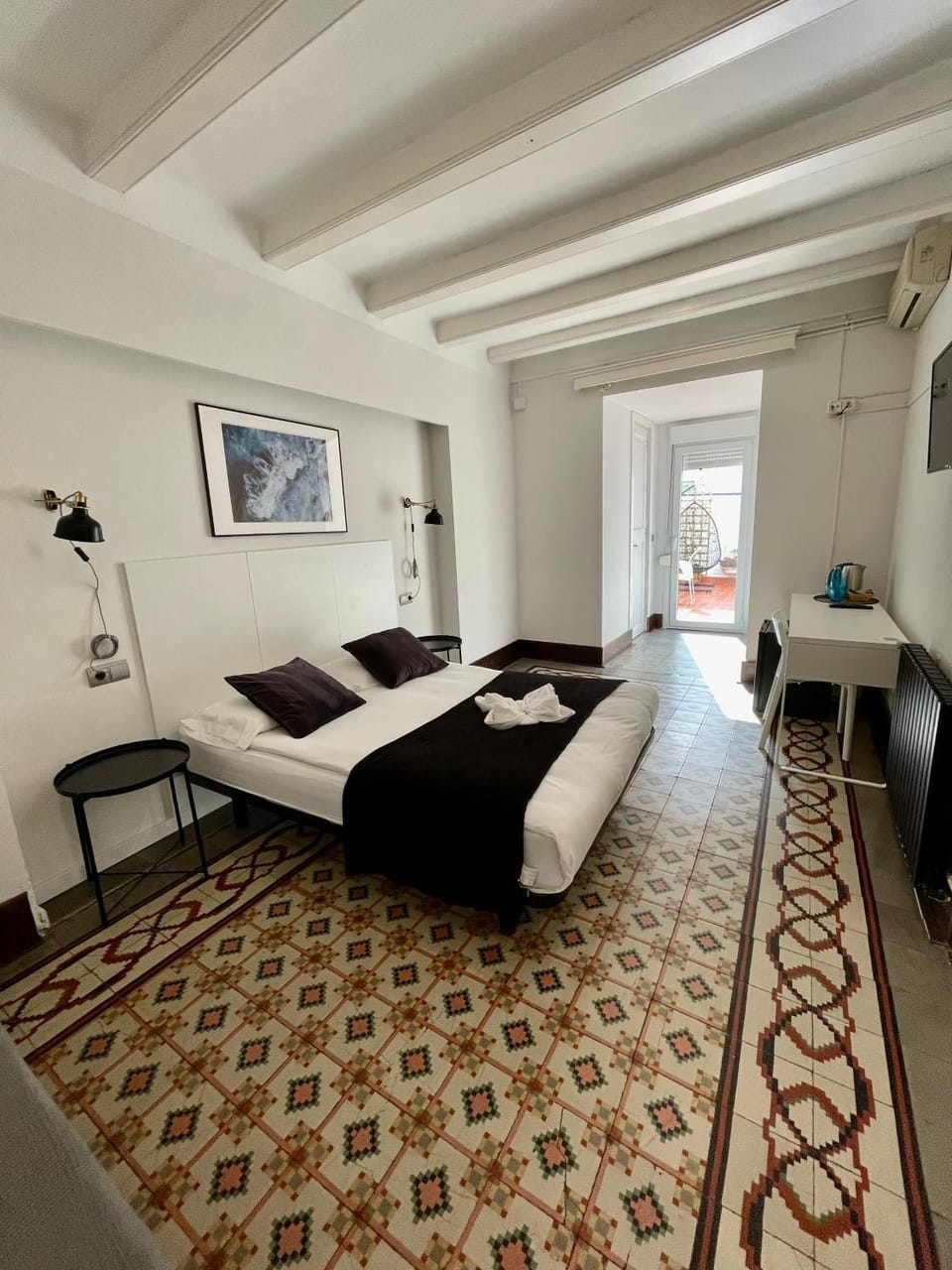 Bed, Photo of the whole room, Bedroom