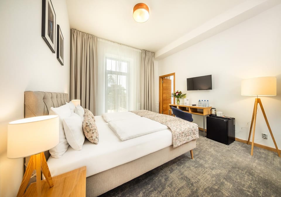 Bed, TV and multimedia, Photo of the whole room, Bedroom