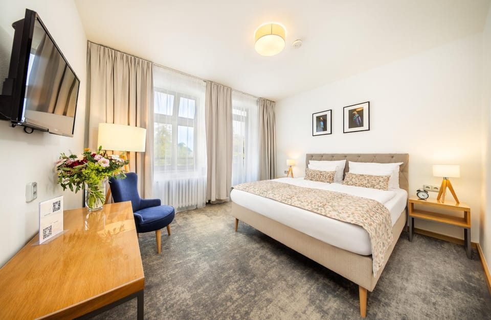 Bed, TV and multimedia, Photo of the whole room, Bedroom