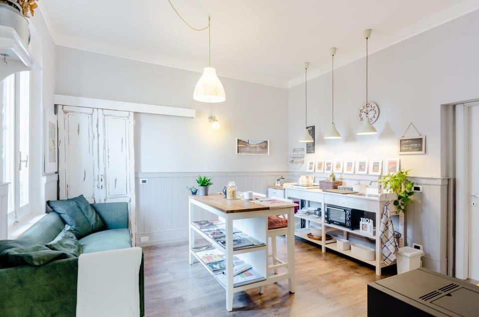 Kitchen or kitchenette, Living room, Seating area, Dining area