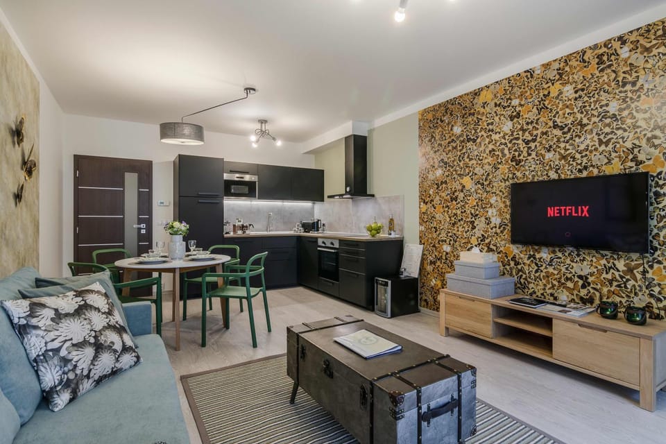 Kitchen or kitchenette, Seating area, Dining area