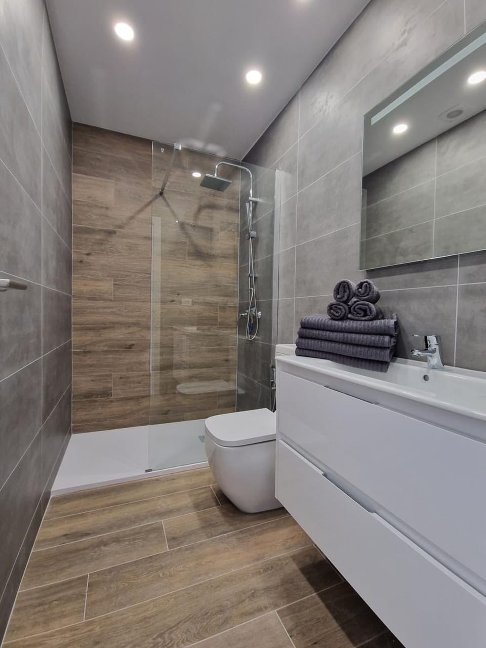 Shower, Toilet, Bathroom, towels