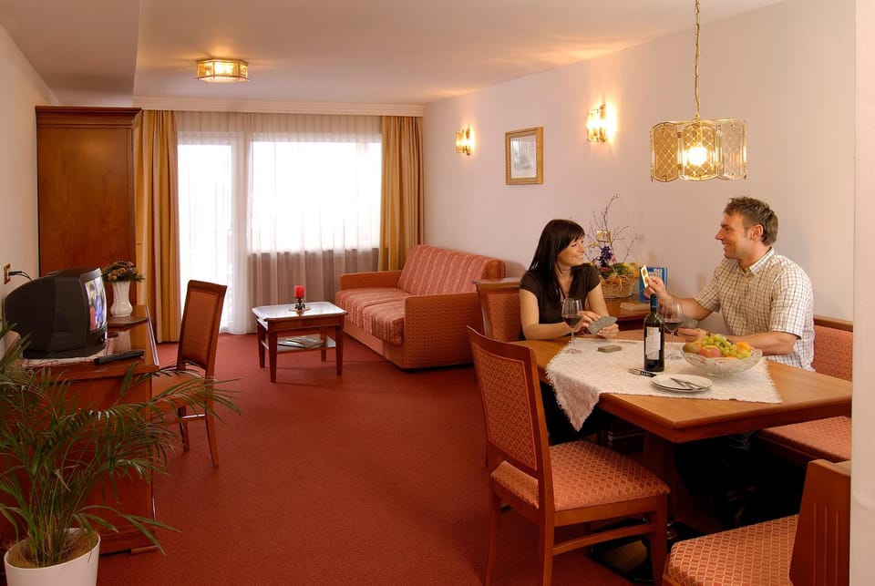 Day, Dining area, Guests