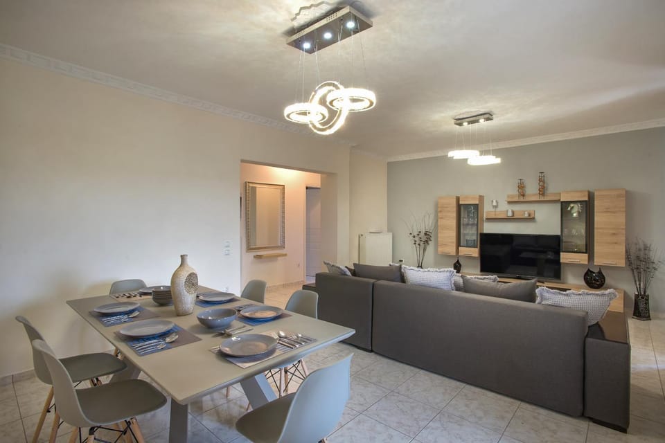 TV and multimedia, Living room, Photo of the whole room, Dining area