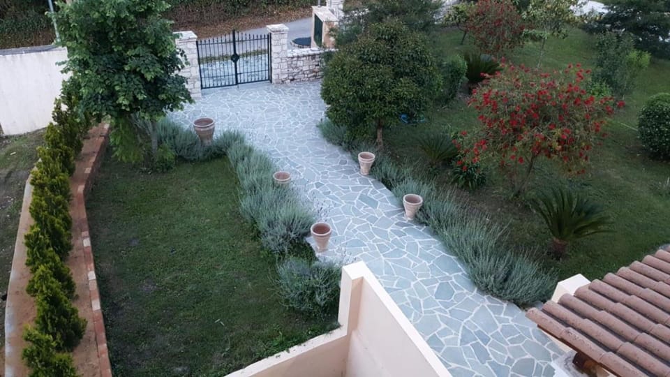 Property building, Facade/entrance, Garden, Balcony/Terrace, Garden view