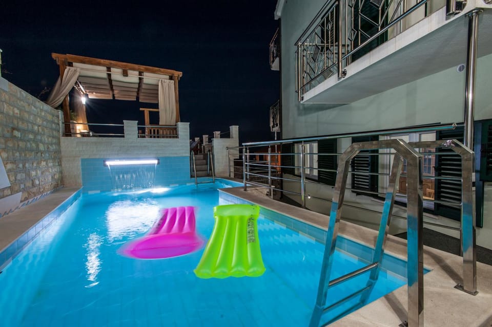 Swimming pool, Swimming pool