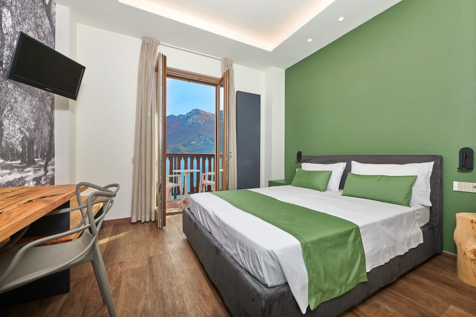 Bedroom, Mountain view
