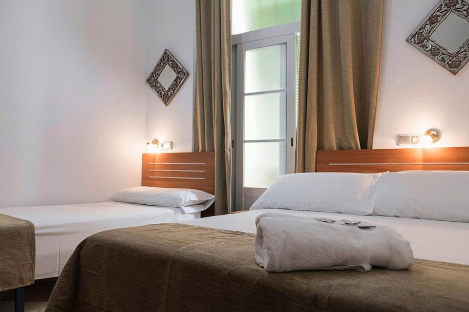 Hostal Colón Don Miguel Bed and Breakfast in Cadiz