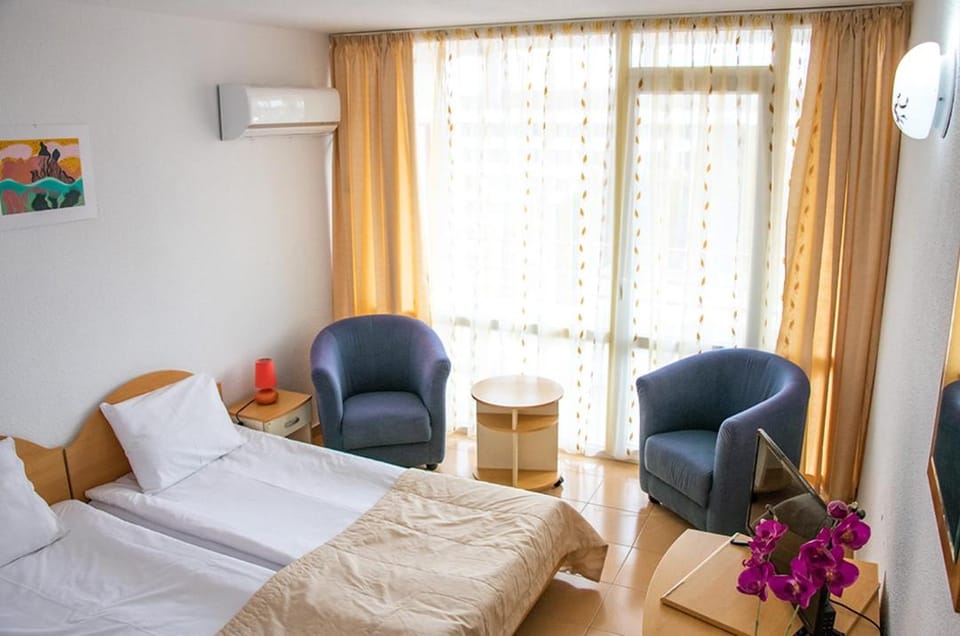Bed, TV and multimedia, Balcony/Terrace, Photo of the whole room, Bedroom, air conditioner