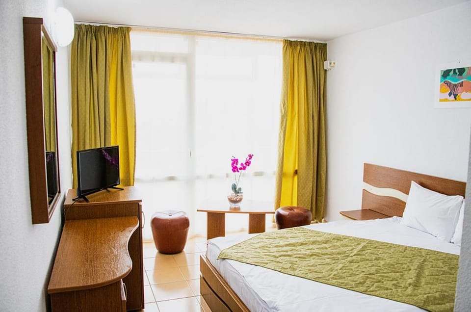 Bed, TV and multimedia, View (from property/room), Balcony/Terrace, Photo of the whole room, Seating area, Bedroom