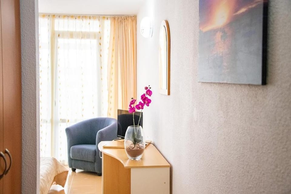 TV and multimedia, Balcony/Terrace, Seating area