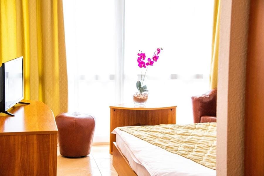 Communal lounge/ TV room, Bed, TV and multimedia, Photo of the whole room, Evening entertainment, Bedroom