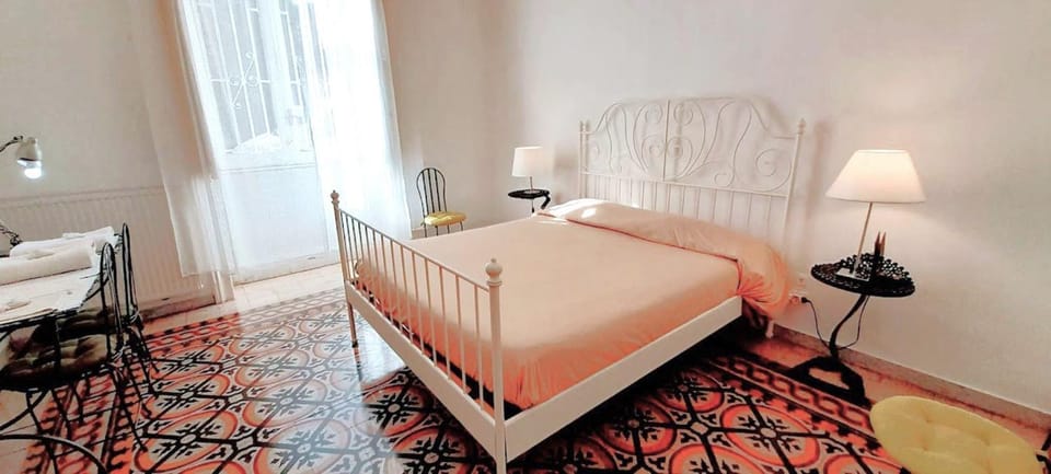 Bed, Day, Photo of the whole room, Decorative detail, Bedroom, On site, internet